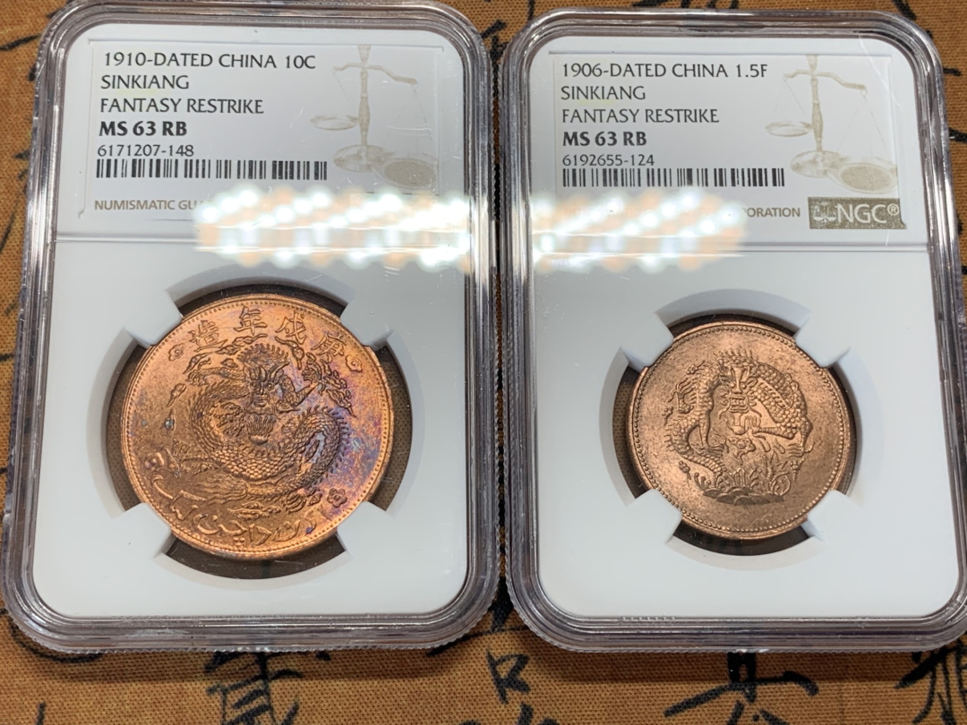 《竞宝斋》第95场-本周日，周一，周四，3场连拍（全场不限金额包邮） NGC-MS63RB 新疆1906年一分五厘、1910年当红钱十文后铸铜元两枚一对，后铸款 车轮转光