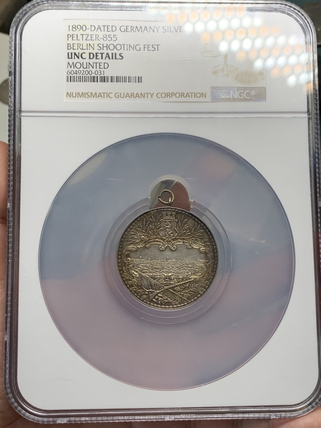 《竞宝斋》第95场-本周日，周一，周四，3场连拍（全场不限金额包邮） NGC UNC 德国 1890年 柏林射击节银章 大盒子（城市景观）（带环）德联邦射击节名品 浮雕 该枚黑包浆 发财金彩