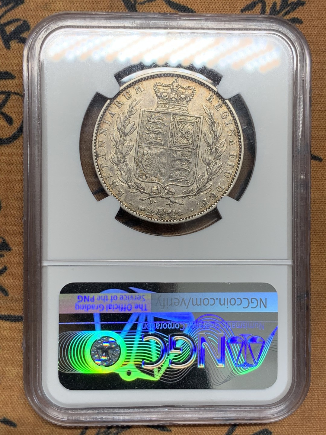 《竞宝斋》第95场-本周日，周一，周四，3场连拍（全场不限金额包邮） NGC-XF45英国1845年维多利亚前期半克朗 分数虽然不高 前边只有二十几个 而且细节还算完整 包浆略带金黄也不错 比后期半克朗少很多