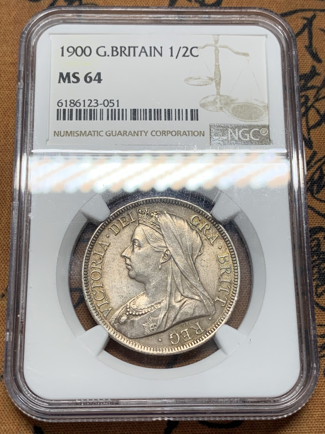 《竞宝斋》第95场-本周日，周一，周四，3场连拍（全场不限金额包邮） NGC-MS64英国1900年披纱半克朗 虽品种普通 但两面包浆均匀好看 略带黄金彩 非常舒服 另外人像打制清晰 胸前项链清晰可见 非常难得的一颗