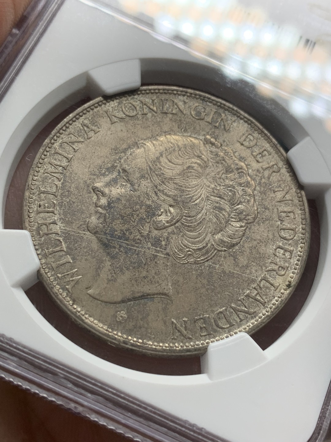 《竞宝斋》第95场-本周日，周一，周四，3场连拍（全场不限金额包邮） 亚军分 NGC-MS62 荷兰 1938年 威廉明娜女王 2.5盾大银币 转光明显 包浆深邃 浮雕细腻 面容生动