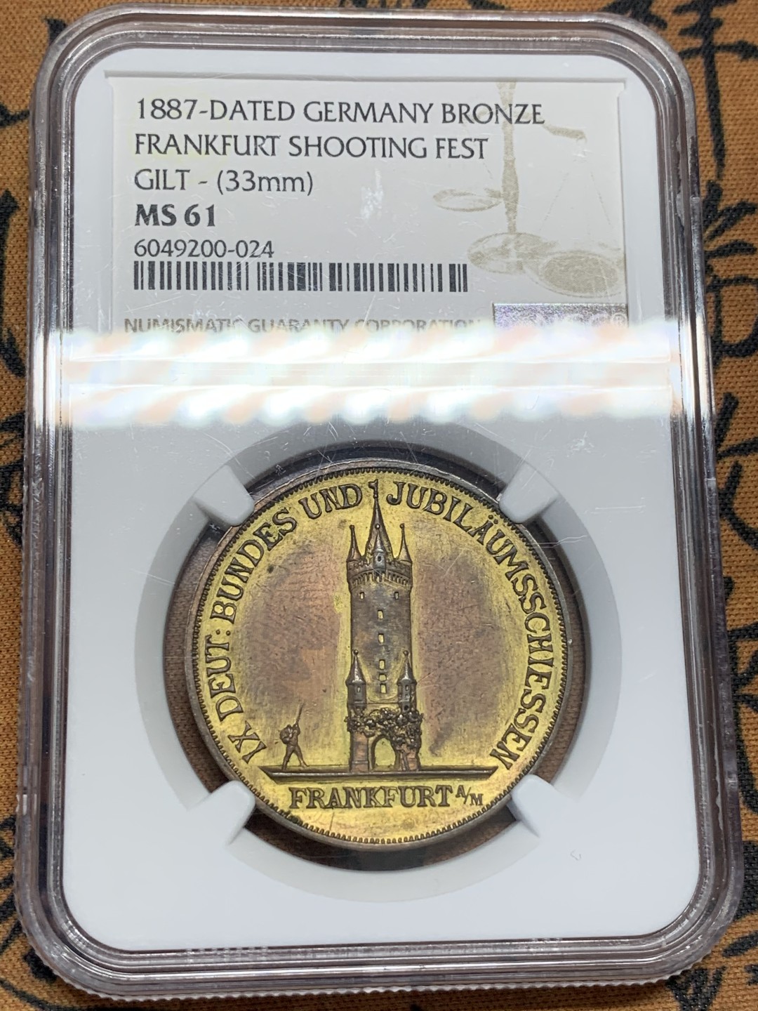 《竞宝斋》第95场-本周日，周一，周四，3场连拍（全场不限金额包邮） NGC MS61 德国 1887年 法兰克福射击节镀金铜章  德联邦射击节名品 高浮雕 背面设计极其精美 与同款银章正面同设计