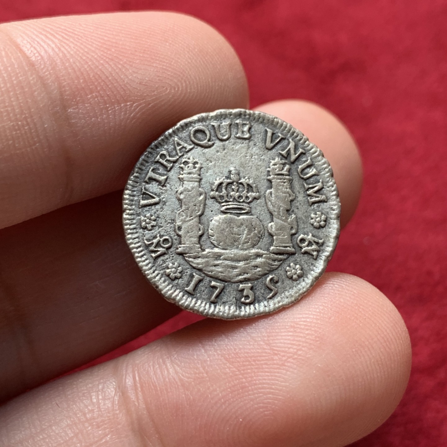 《竞宝斋》第95场-本周日，周一，周四，3场连拍（全场不限金额包邮） 1735年西属墨西哥菲利普五世1里亚尔银币 全深打细节好品 带光 书价高