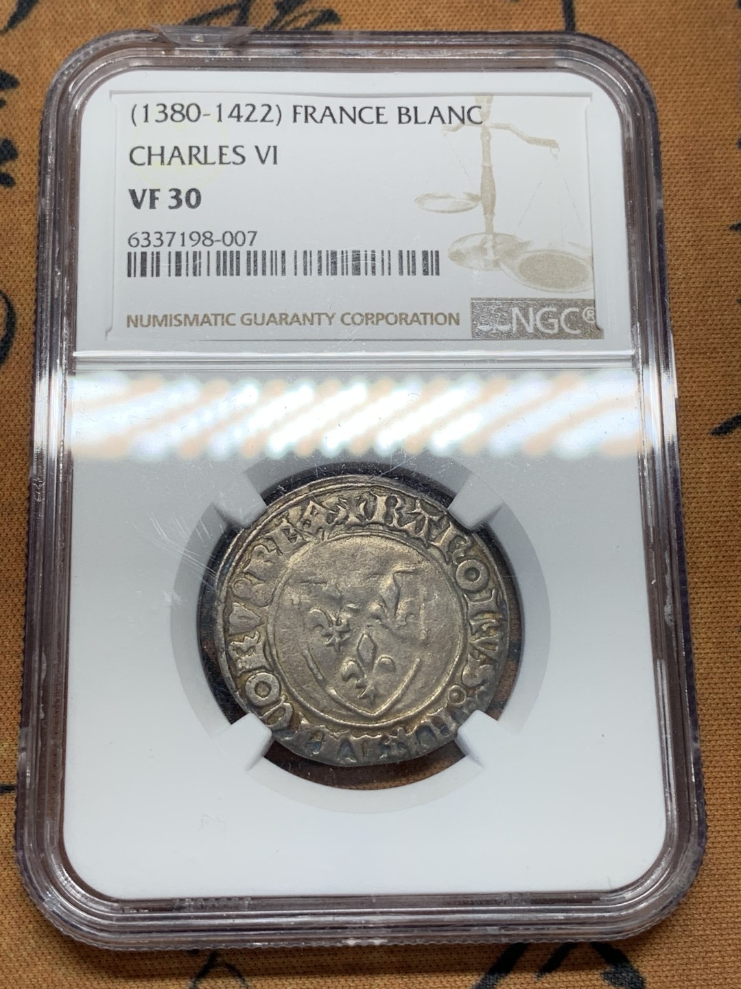 《竞宝斋》第95场-本周日，周一，周四，3场连拍（全场不限金额包邮） NGC VF 30 法国 1380-1422年 疯子查理六世 1B 银币 中实际保存的这么好 实在难得 盒子上边缘有小缺
