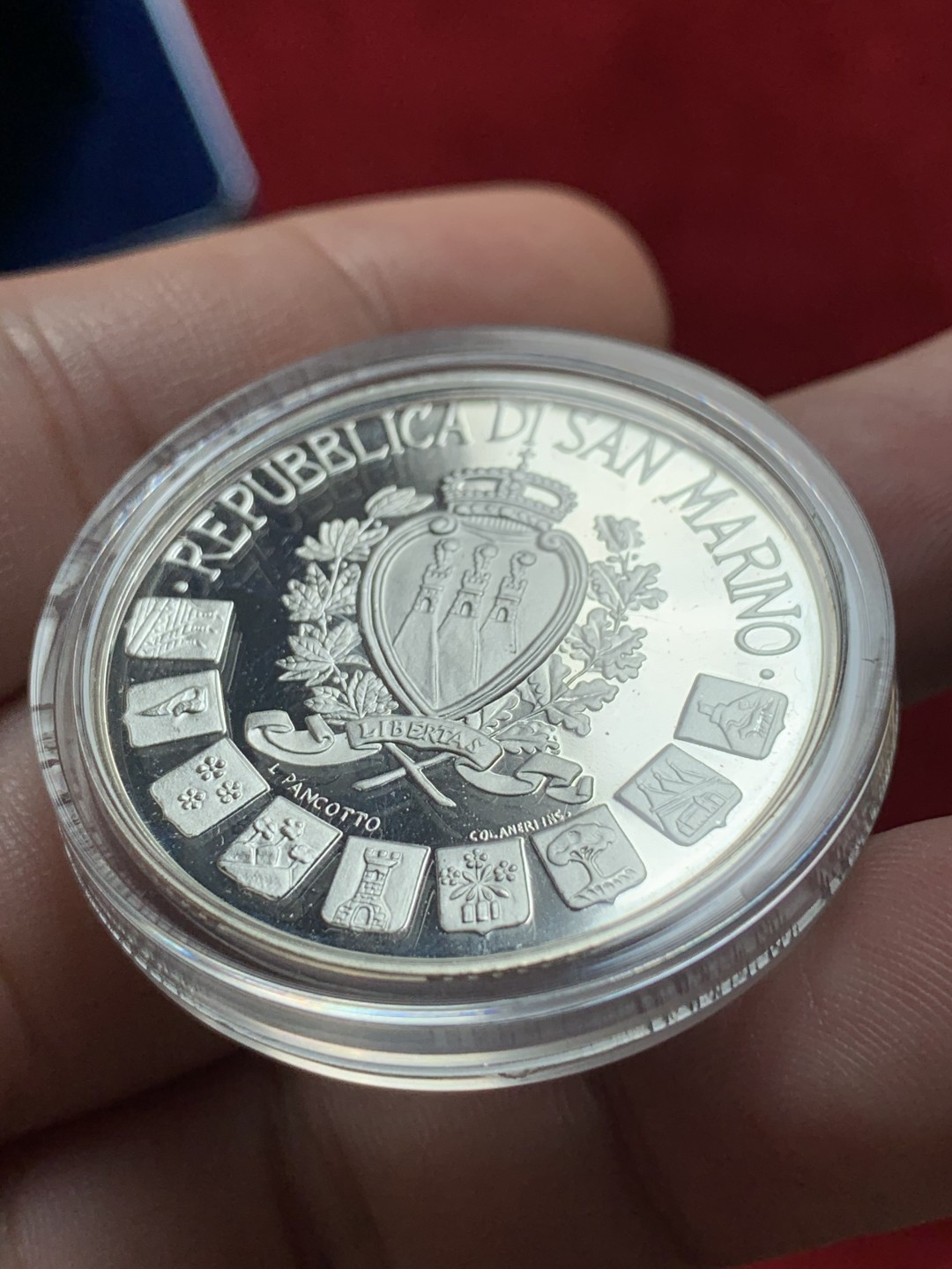 《竞宝斋》第95场-本周日，周一，周四，3场连拍（全场不限金额包邮） 原盒证书 圣马力诺 1997年女神头像 10000里拉精制大银币 22克 835银