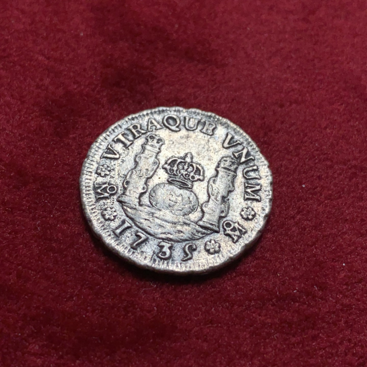 《竞宝斋》第95场-本周日，周一，周四，3场连拍（全场不限金额包邮） 1735年西属墨西哥菲利普五世1里亚尔银币 全深打细节好品 带光 书价高