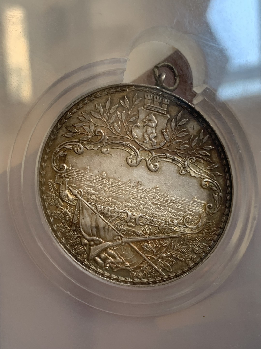 《竞宝斋》第95场-本周日，周一，周四，3场连拍（全场不限金额包邮） NGC UNC 德国 1890年 柏林射击节银章 大盒子（城市景观）（带环）德联邦射击节名品 浮雕 该枚黑包浆 发财金彩