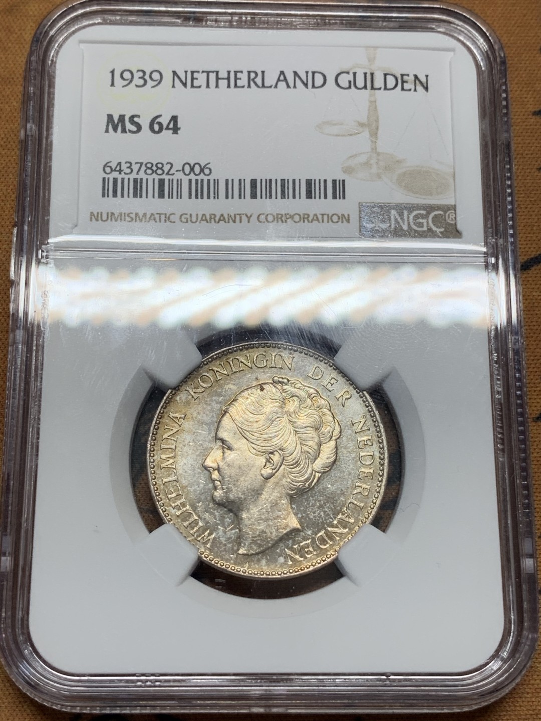 《竞宝斋》第95场-本周日，周一，周四，3场连拍（全场不限金额包邮） 季军分 NGC-MS64 荷兰 1939年 威廉明娜女王 1盾银币 转光明显 正反面浮雕细腻 背部包浆非常好 PL感