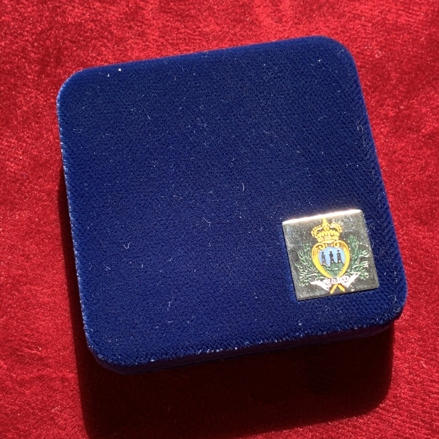 《竞宝斋》第95场-本周日，周一，周四，3场连拍（全场不限金额包邮） 原盒证书 圣马力诺 1997年女神头像 10000里拉精制大银币 22克 835银