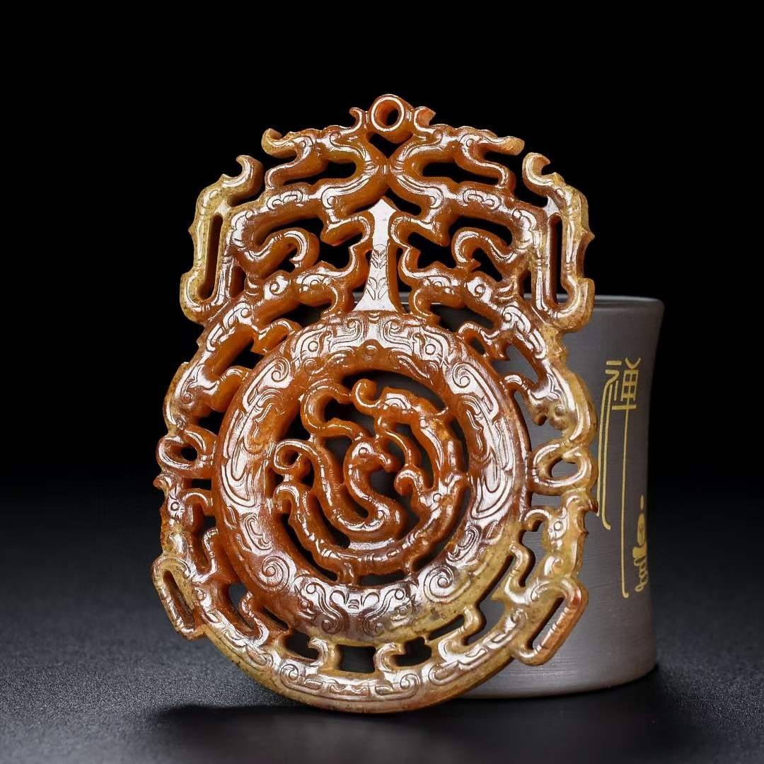 旧藏，玉佩，玉质细腻，包浆厚重，沁色入骨，雕工精细，局部带有红沁，品相完美，细节如图
