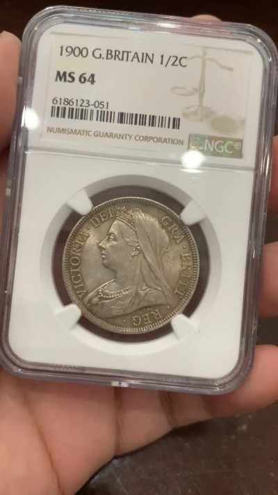 《竞宝斋》第95场-本周日，周一，周四，3场连拍（全场不限金额包邮） NGC-MS64英国1900年披纱半克朗 虽品种普通 但两面包浆均匀好看 略带黄金彩 非常舒服 另外人像打制清晰 胸前项链清晰可见 非常难得的一颗