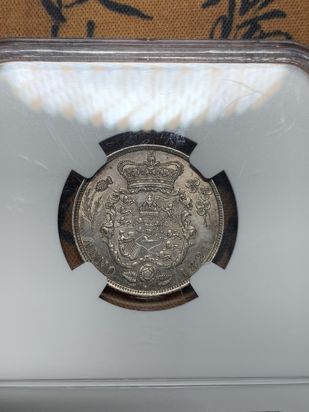 《竞宝斋》第95场-本周日，周一，周四，3场连拍（全场不限金额包邮） NGC-AU55 英国 1821年乔治四世三花版1先令银币 著名单年版本，漂亮的三花。实物转光，状态很好，给分略显保守