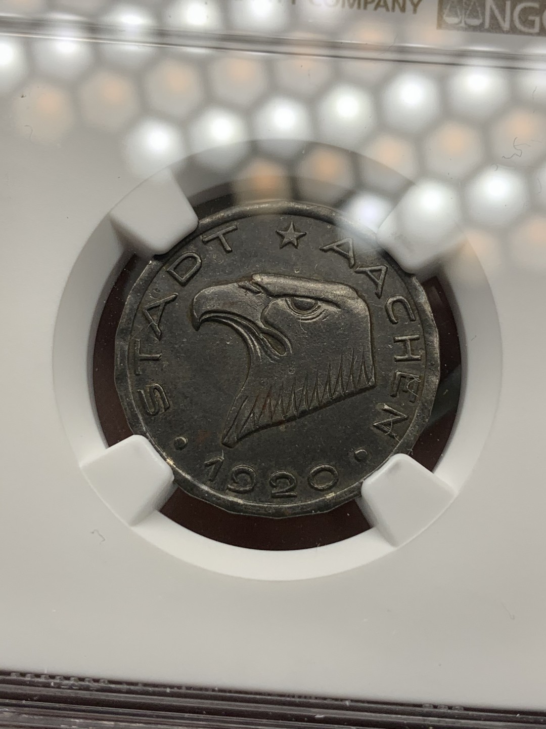 《竞宝斋》第95场-本周日，周一，周四，3场连拍（全场不限金额包邮） NGC-MS62 德国德紧亚琛1920年鹰头50芬尼铁币 经典设计名誉品 状态一流 入骨黑包浆 亚琛是德意志前身查理曼帝国的首都