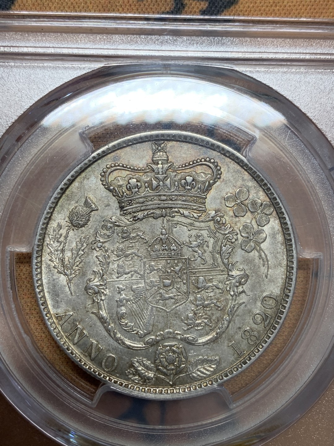 《竞宝斋》第95场-本周日，周一，周四，3场连拍（全场不限金额包邮） PCGS AU92 英国 1820年 乔四半克朗 银币 反面淡彩包浆 细节保存的非常好，人物磨损的也少