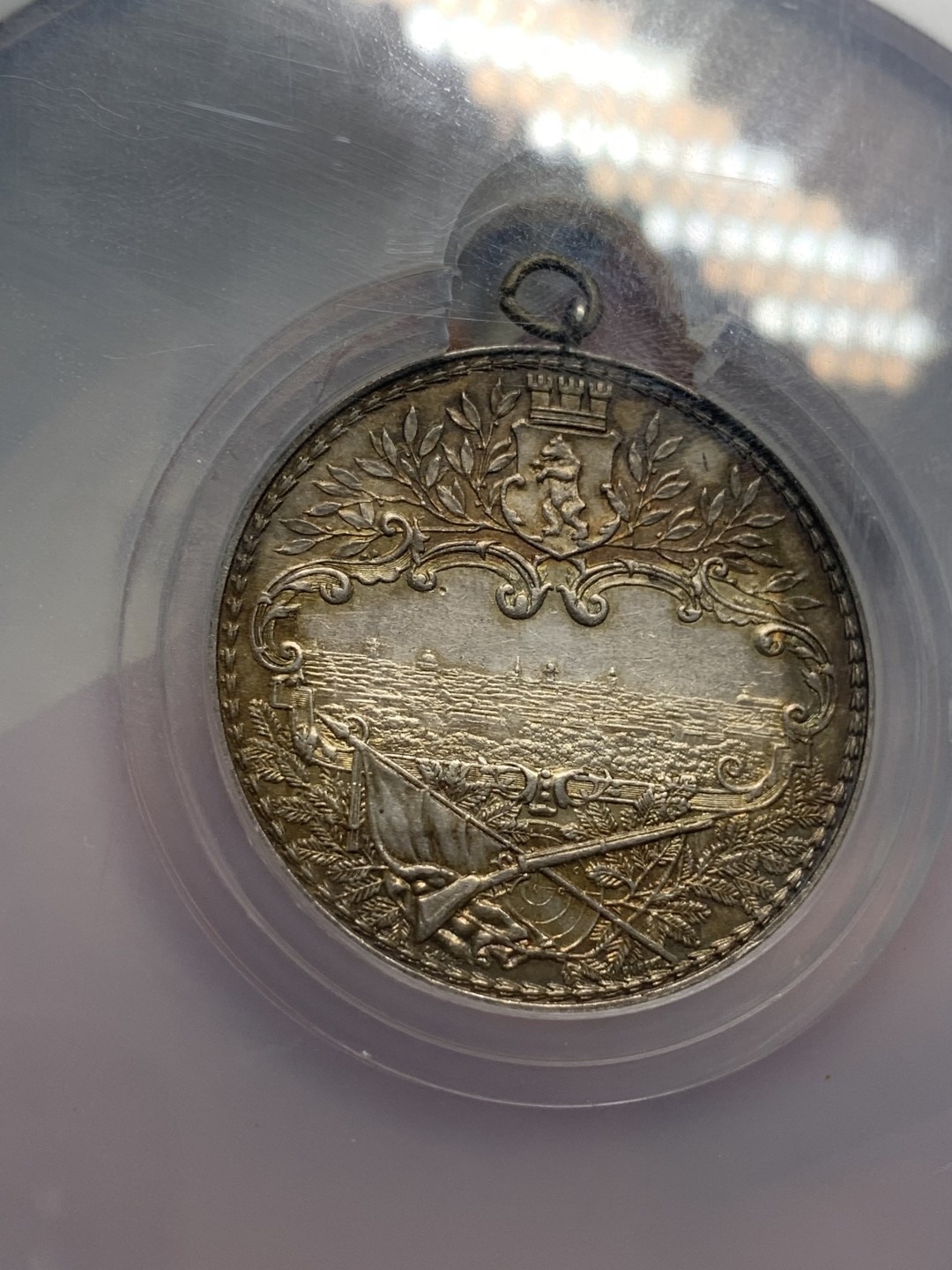 《竞宝斋》第95场-本周日，周一，周四，3场连拍（全场不限金额包邮） NGC UNC 德国 1890年 柏林射击节银章 大盒子（城市景观）（带环）德联邦射击节名品 浮雕 该枚黑包浆 发财金彩