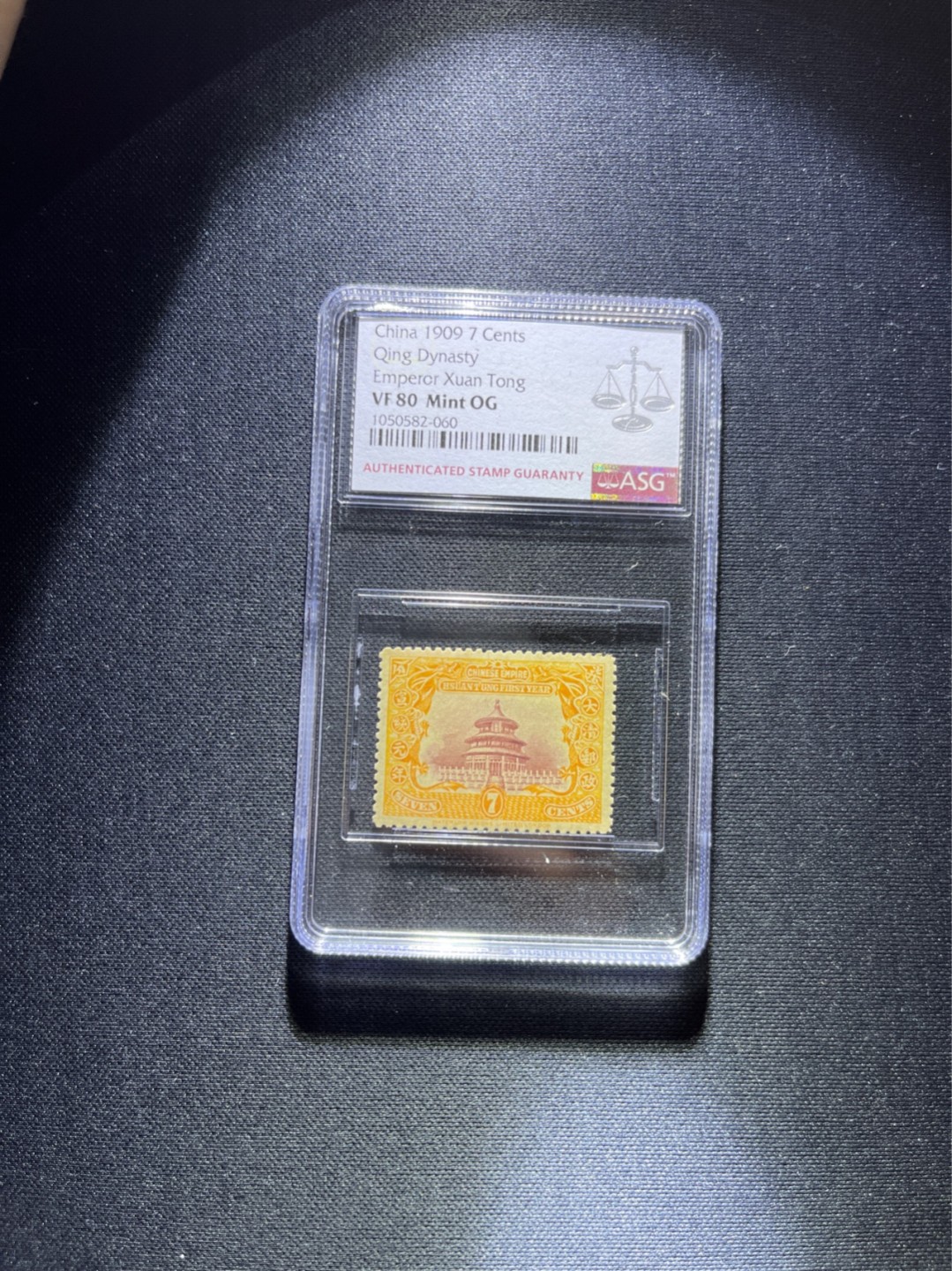 洪涛臻品 精选邮票限时拍卖第三十二期 宣统登基7分新  ASG80OG，筋票，撕大块送评，比某涌网能买到的普通全品状态好，105号最新出的极严评高配版80分。 清代宣统邮票发行量仅100万套，历时久远，战乱动荡与自然条件的变迁后，留存至今带有原胶的已经且无贴的已经寥寥无几，这其中能评到85分属于百里挑一的品相。 评级资源枯竭，随时大涨，注意捡漏