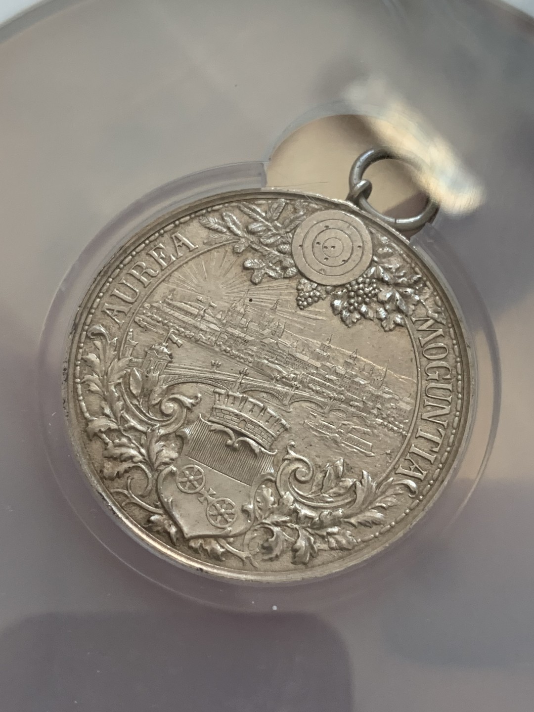 《竞宝斋》第95场-本周日，周一，周四，3场连拍（全场不限金额包邮） NGC UNC 德国 1894年 美因茨射击节银章（城市景观）（带环） 德联邦射击节名品 浮雕 章背面城市景观 细节刻画 非常震撼细腻 宛如一幅德国的清明上河图