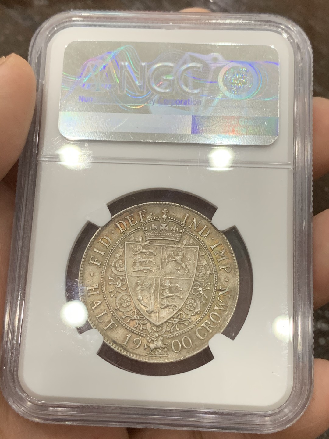 《竞宝斋》第95场-本周日，周一，周四，3场连拍（全场不限金额包邮） NGC-MS64英国1900年披纱半克朗 虽品种普通 但两面包浆均匀好看 略带黄金彩 非常舒服 另外人像打制清晰 胸前项链清晰可见 非常难得的一颗