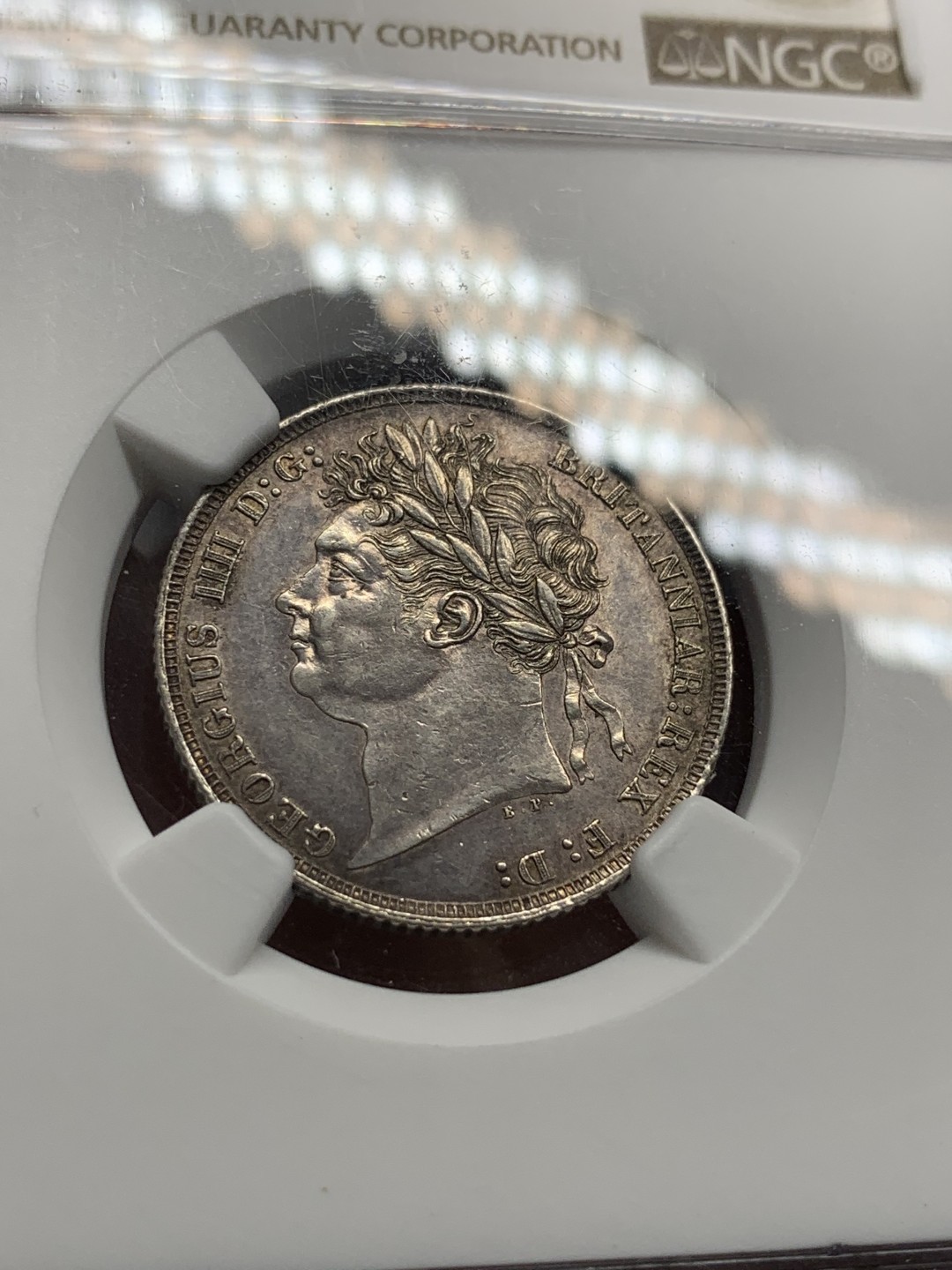 《竞宝斋》第95场-本周日，周一，周四，3场连拍（全场不限金额包邮） NGC-AU55 英国 1821年乔治四世三花版1先令银币 著名单年版本，漂亮的三花。实物转光，状态很好，给分略显保守