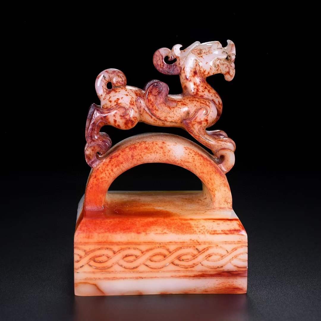 藏，螭龙印章，材质和田玉，玉质细腻，包浆油润，雕工精细，雕刻栩栩如生，线条流畅，品相完美，细节如图