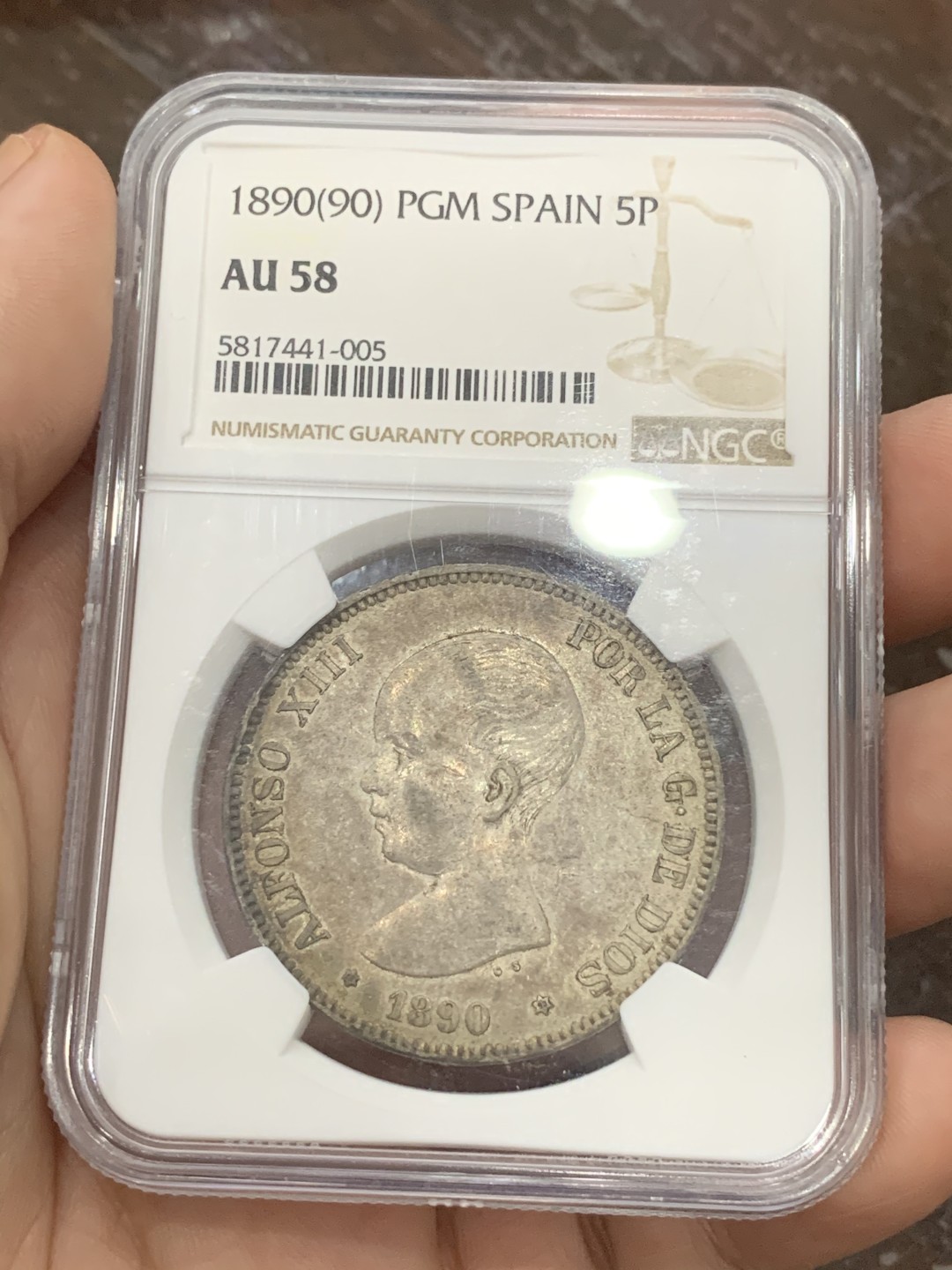 《竞宝斋》第95场-本周日，周一，周四，3场连拍（全场不限金额包邮） 季军分 NGC-AU58 西班牙阿方索十三世双柱5比塞塔 1890（90）PGM 传世老包浆灰金彩 背面有镜面感 上面只有2枚MS 