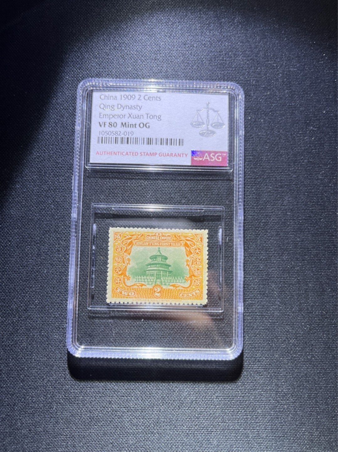 洪涛臻品 精选邮票限时拍卖第三十二期 宣统登基2分新  ASG80OG，撕大块送评，比某涌网能买到的普通全品状态好，105号最新出的极严评高配版80分。 清代宣统邮票发行量仅100万套，历时久远，战乱动荡与自然条件的变迁后，留存至今带有原胶的已经且无贴的已经寥寥无几，这其中能评到85分属于百里挑一的品相。 评级资源枯竭，随时大涨，注意捡漏