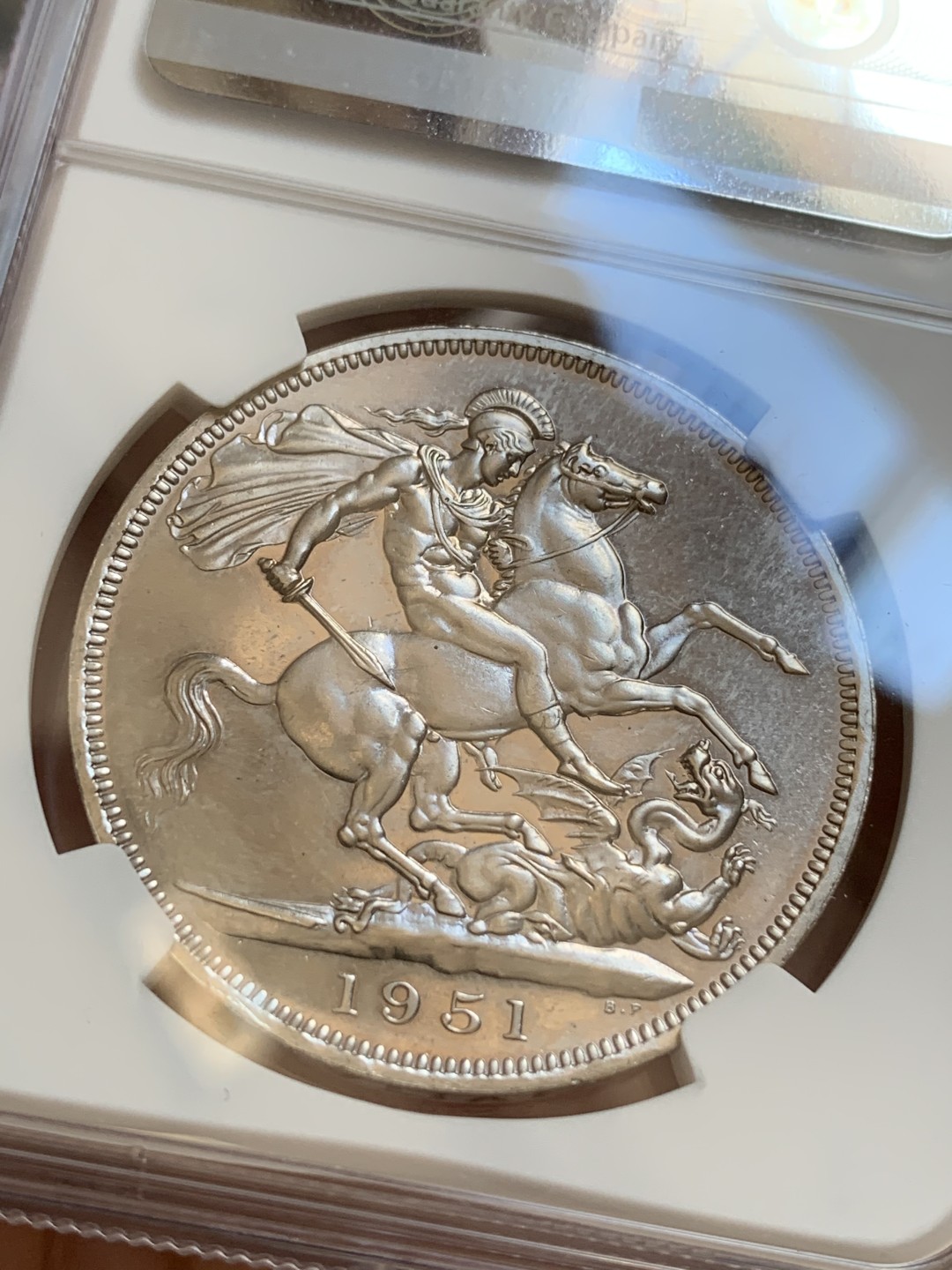 《竞宝斋》第96场-本周日，周一，周四，3场连拍（全场不限金额包邮） NGC-PL64 英国1951年乔治六世1克朗大镍币，最后的马剑。强镜面底板，经典圣乔治屠龙