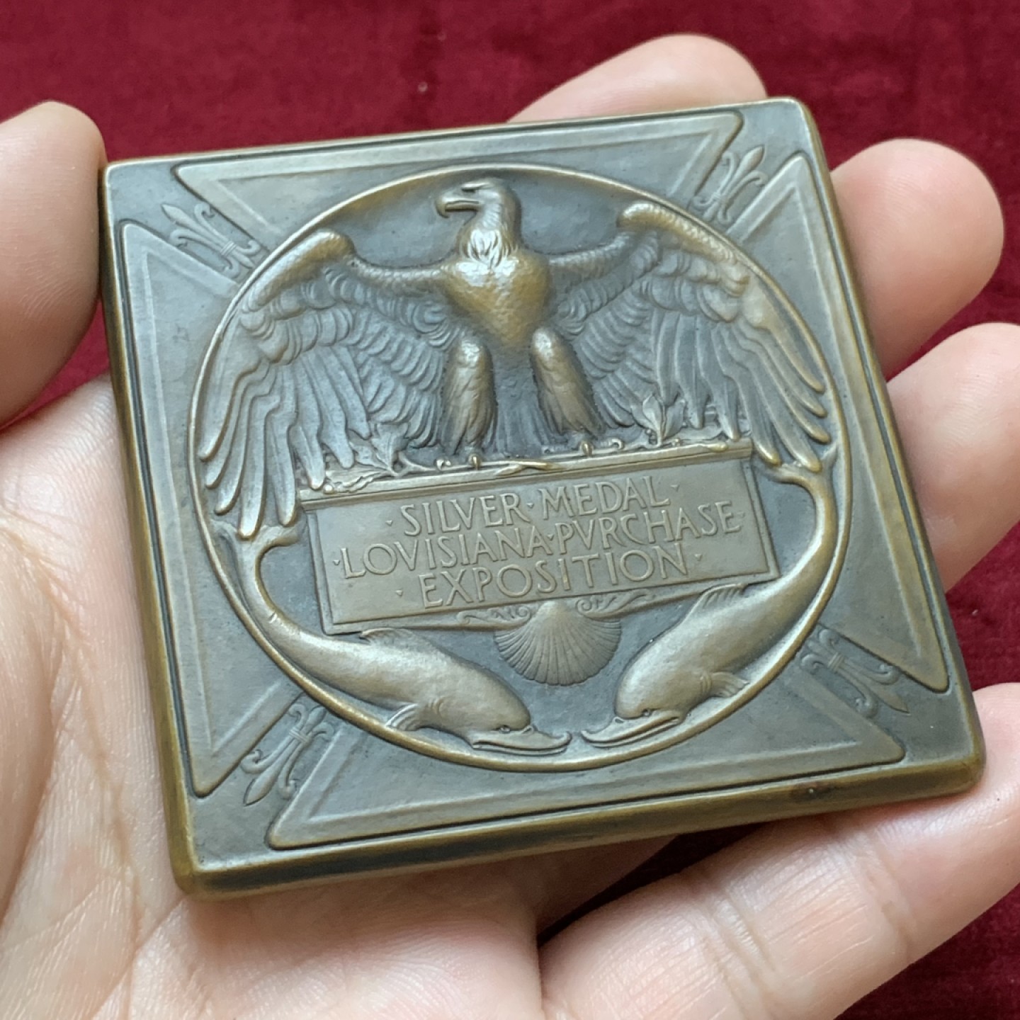 《竞宝斋》第96场-本周日，周一，周四，3场连拍（全场不限金额包邮） 1904年圣路易斯世博会银牌奖章 百年浓郁包浆，带原盒难得，发行量11550枚