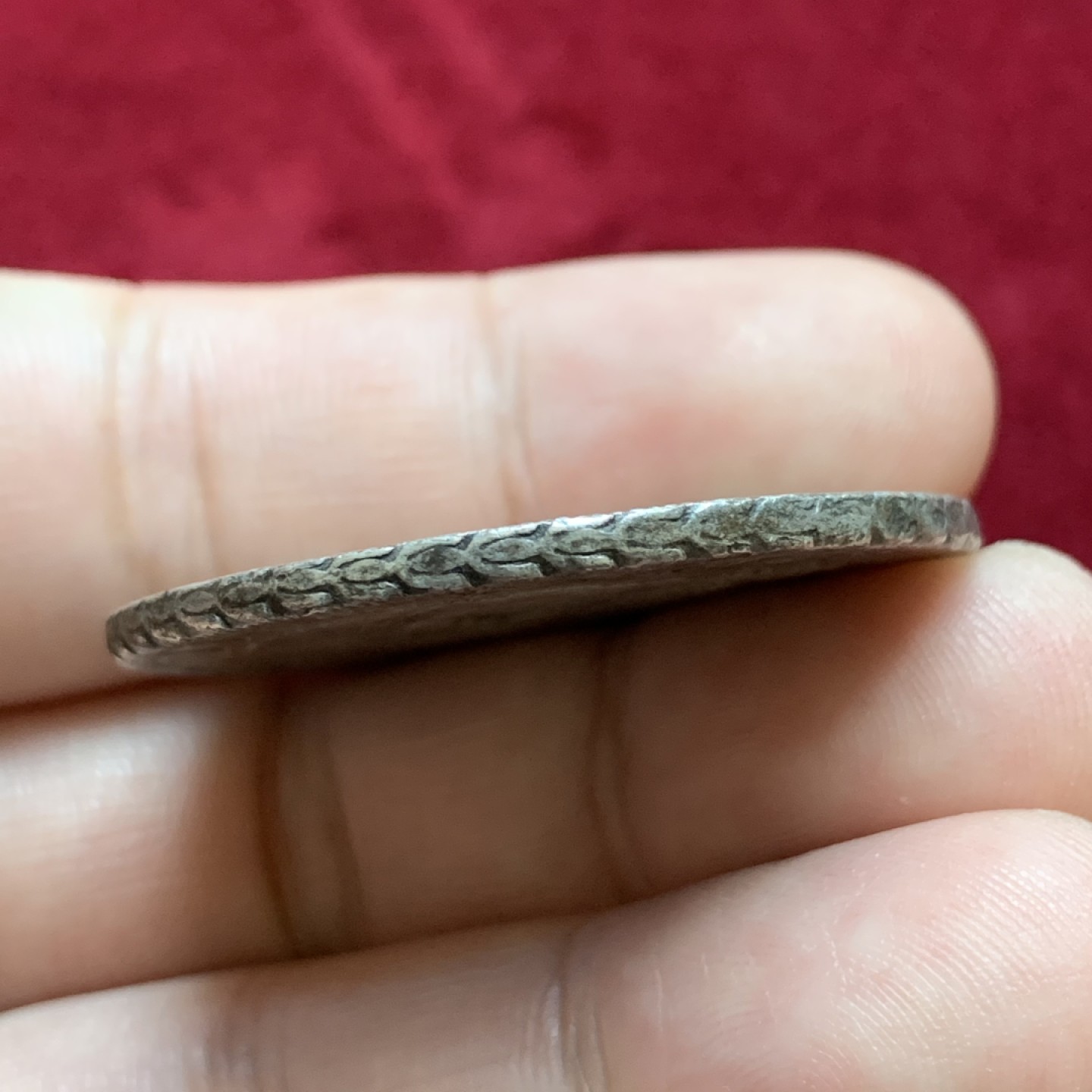 《竞宝斋》第96场-本周日，周一，周四，3场连拍（全场不限金额包邮） 细节清晰包浆均匀 地球双柱 1771年 墨西哥 卡洛斯三世 8里亚尔 银币 图案细节很清晰 灰色包浆均匀漂亮 有几个戳