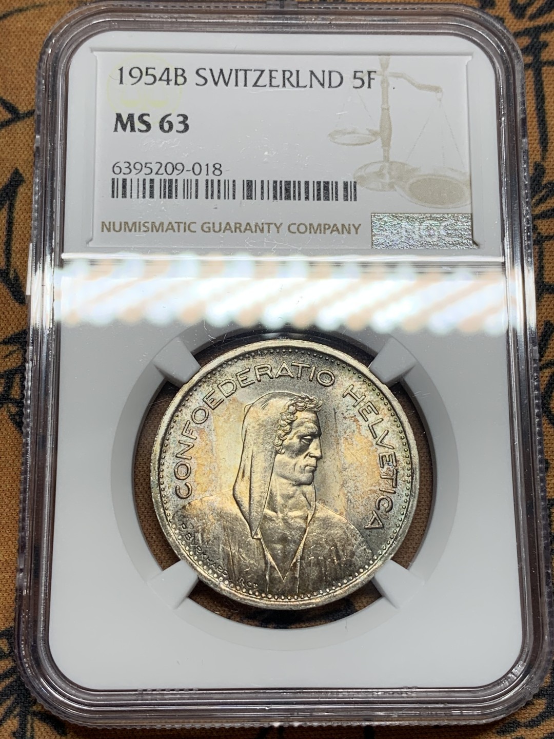 《竞宝斋》第96场-本周日，周一，周四，3场连拍（全场不限金额包邮） NGC-MS63 瑞士1954年 5法郎 这样彩是造币厂涂抹在模具上的黄油粘到了最初打制的几枚币上 经过时间的洗礼 就长成了这样的包浆