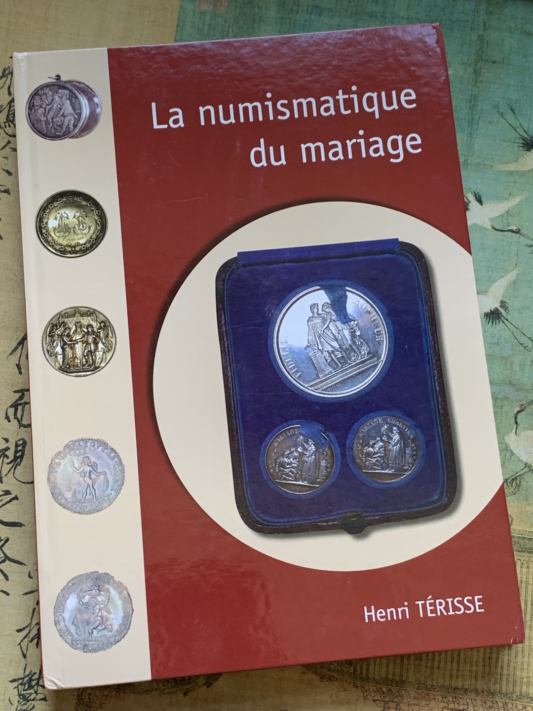 《竞宝斋》第96场-本周日，周一，周四，3场连拍（全场不限金额包邮） 法国 结婚 纪念章 目录 厚达 320页 重达1.6公斤 A4纸大小 亏运费的品种 不过介绍的非常详细 版本众多
