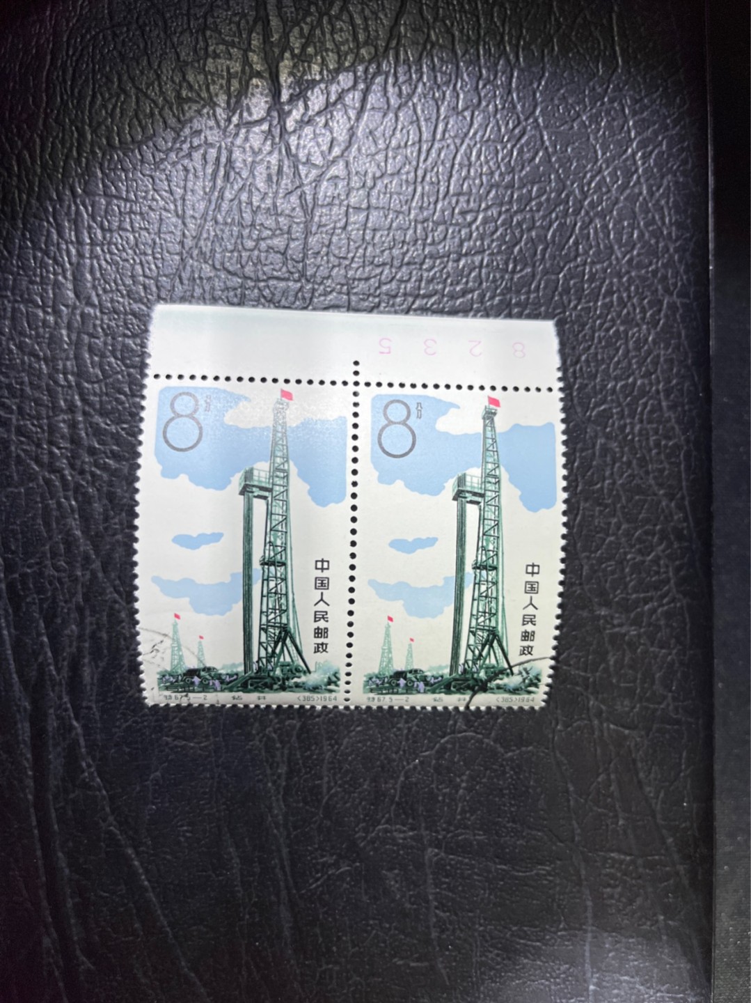 洪涛臻品 精选邮票限时拍卖第三十三期 特67石油 5-2盖销 数字边二连一组，三俗稀缺， 版撕全品嘎嘎绝，非常漂亮。解放初的经典票，整版撕开，面艳胶白，票挺洁净，齿孔完美，收藏评级两相宜。老纪特的版票资源十分稀缺难寻，机会来临时必须抓住。