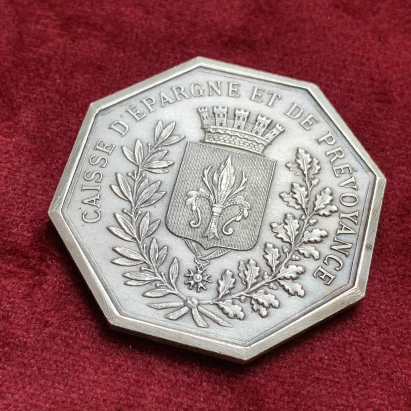 《竞宝斋》第96场-本周日，周一，周四，3场连拍（全场不限金额包邮） 法国1834年鸢尾花纹章大八角代币  丰饶角边铭 36.5毫米 20.7克