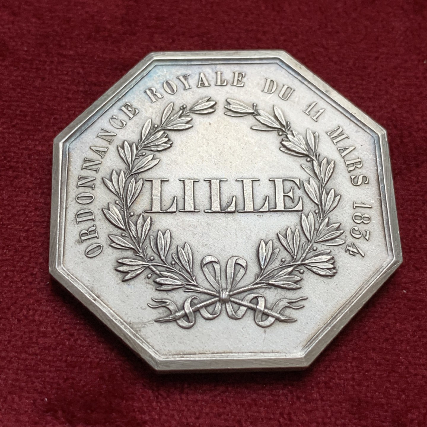 《竞宝斋》第96场-本周日，周一，周四，3场连拍（全场不限金额包邮） 法国1834年鸢尾花纹章大八角代币  丰饶角边铭 36.5毫米 20.7克