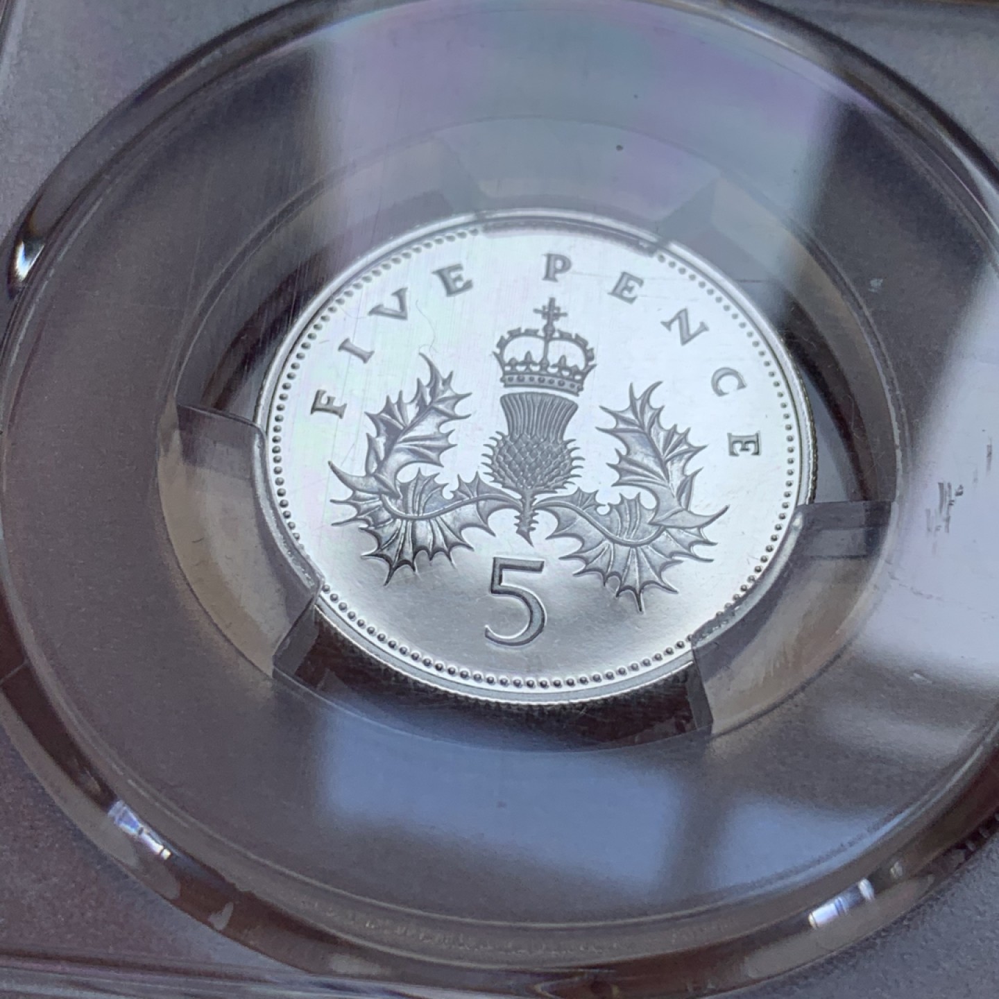 《竞宝斋》第96场-本周日，周一，周四，3场连拍（全场不限金额包邮） PCGS PR68-69 DCAM 英国 1990年 精制5便士银币大小版一对（带原盒）（冠军+亚军分）深度镜面 发行量35000枚