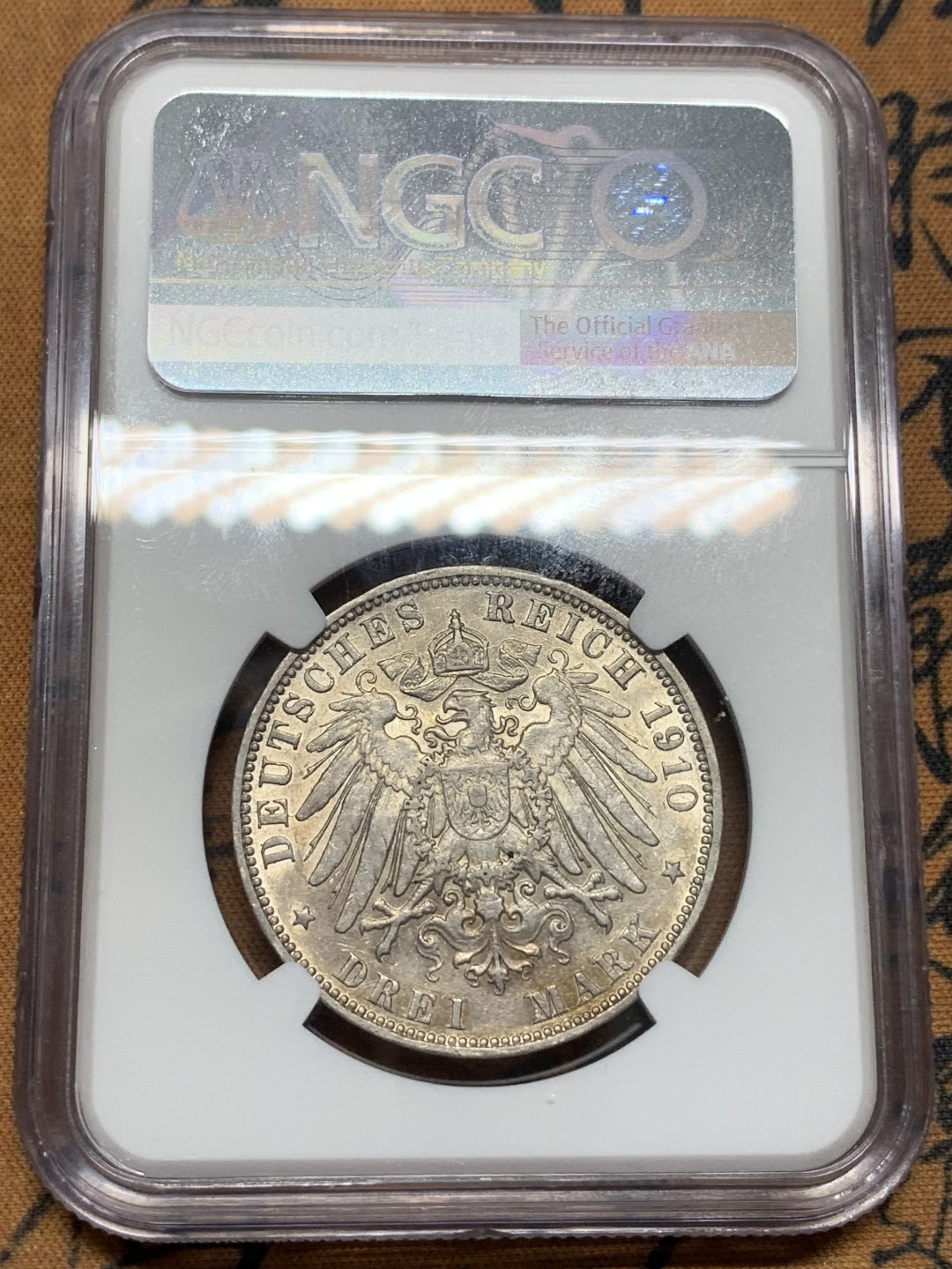 《竞宝斋》第96场-本周日，周一，周四，3场连拍（全场不限金额包邮） NGC AU55，德国，1910年汉堡双狮3马克银币。