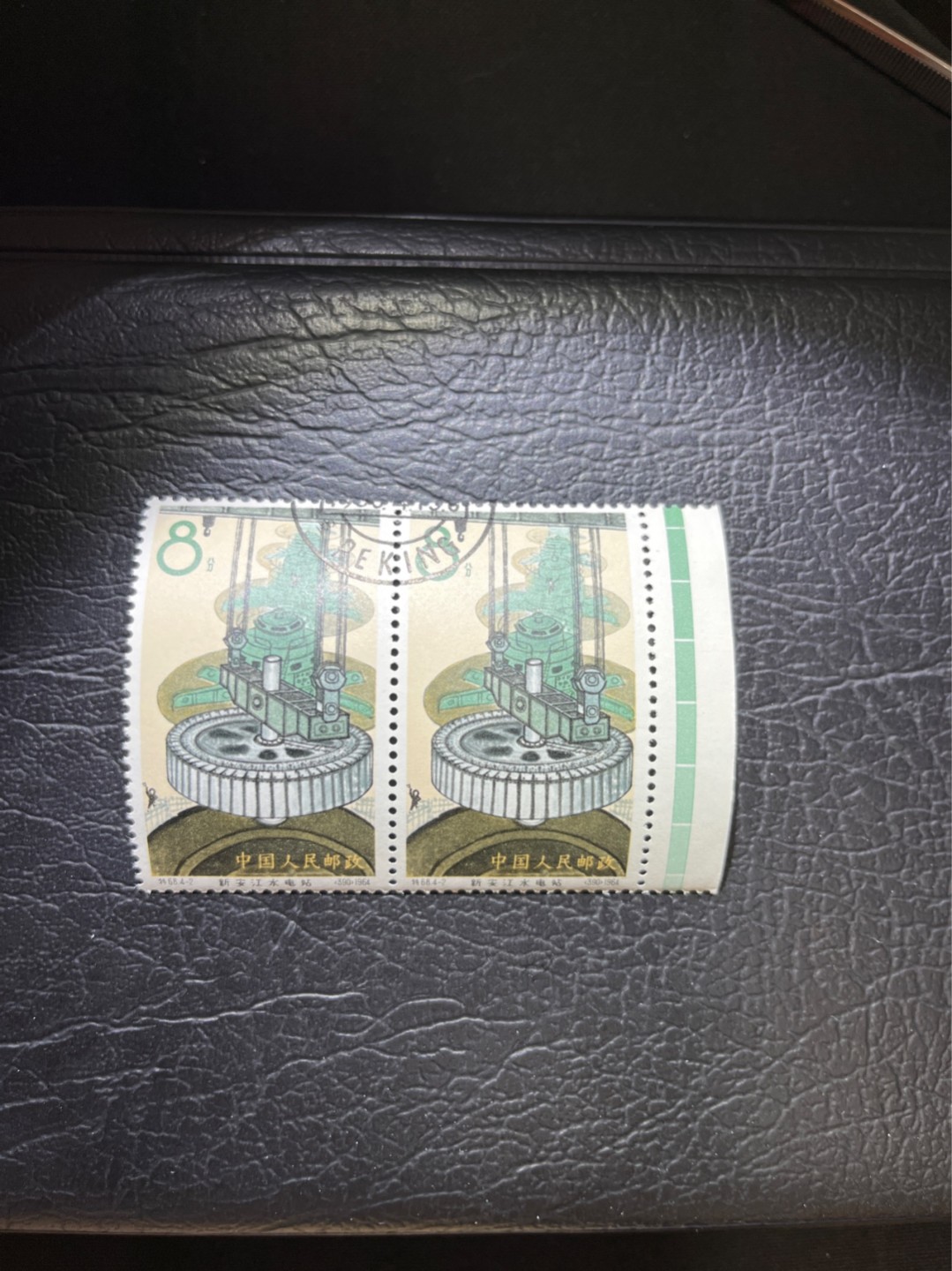 洪涛臻品 精选邮票限时拍卖第三十三期 特68 新安江 4-2盖销，2连满绿色标一组✦钢戳，完美品相✦版撕全品嘎嘎绝，解放初的经典票，整版撕开，面艳胶白，票挺洁净，齿孔完美，收藏评级两相宜，且有色标高附加值边纸。老纪特的版票资源十分稀缺难寻，机会来临时必须抓住。