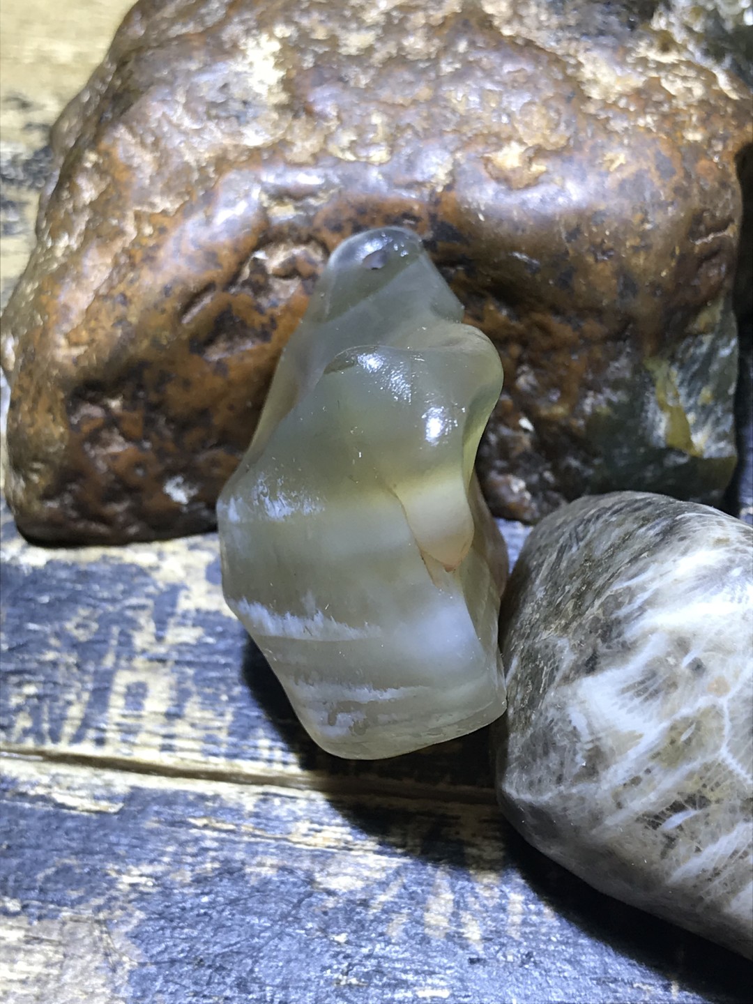 天然戈壁阿拉善糖料玛瑙原石吊坠一个，