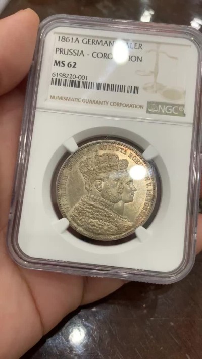 《竞宝斋》第96场-本周日，周一，周四，3场连拍（全场不限金额包邮） NGC MS62德国普鲁士1861年威廉一世登基加冕1泰勒银币