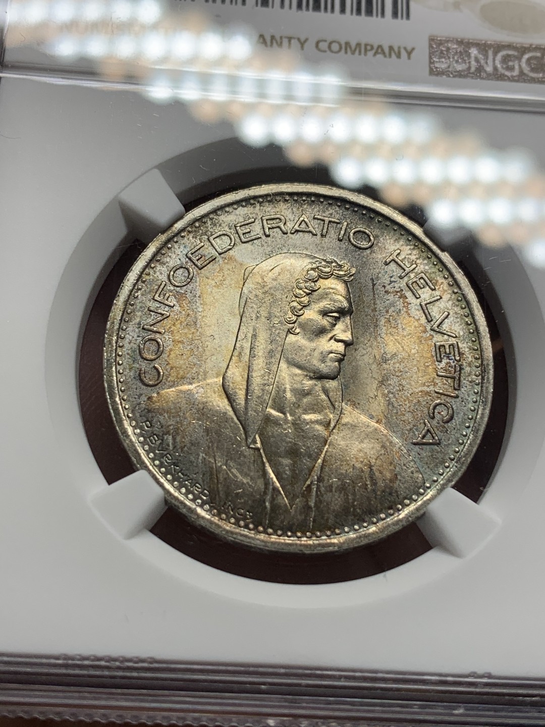 《竞宝斋》第96场-本周日，周一，周四，3场连拍（全场不限金额包邮） NGC-MS63 瑞士1954年 5法郎 这样彩是造币厂涂抹在模具上的黄油粘到了最初打制的几枚币上 经过时间的洗礼 就长成了这样的包浆