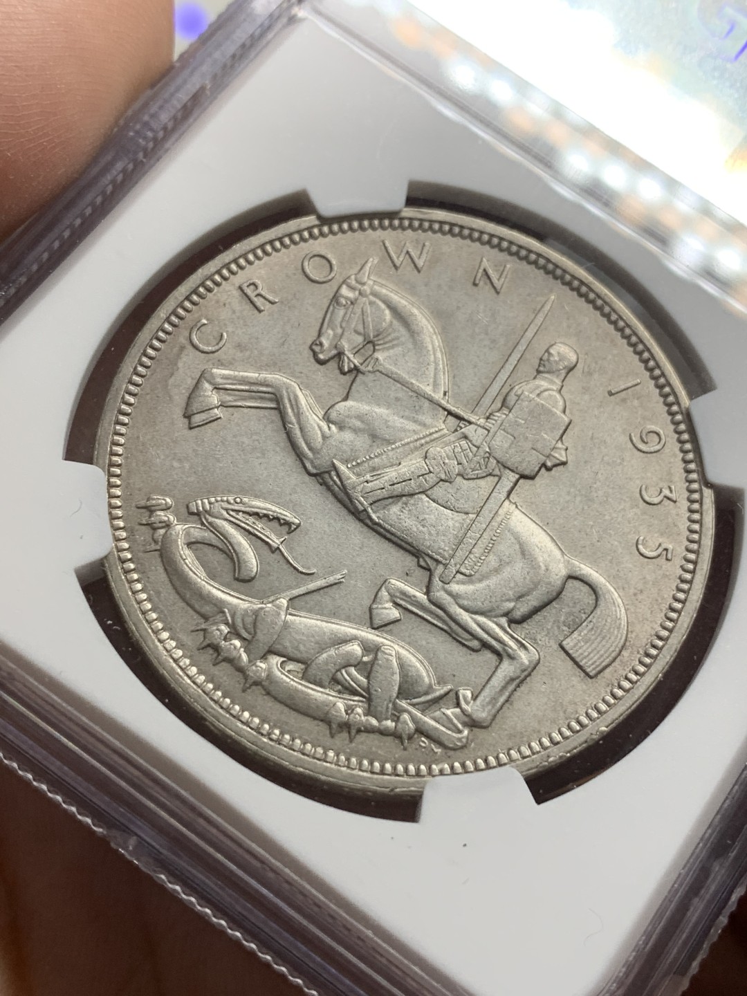 《竞宝斋》第96场-本周日，周一，周四，3场连拍（全场不限金额包邮） NGC-MS63 英国1935年乔治五世头像木马剑1克朗银币