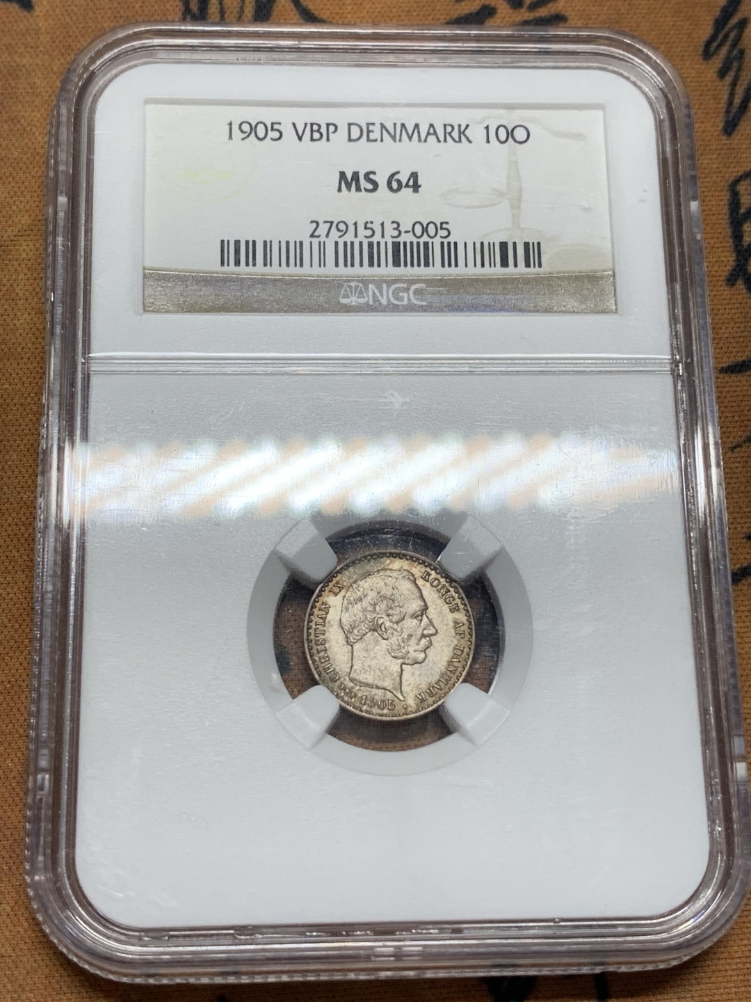 《竞宝斋》第96场-本周日，周一，周四，3场连拍（全场不限金额包邮） NGC MS64 丹麦 1905年 10ORE 银币 双面深彩包浆 细节非常好 海豚灵动