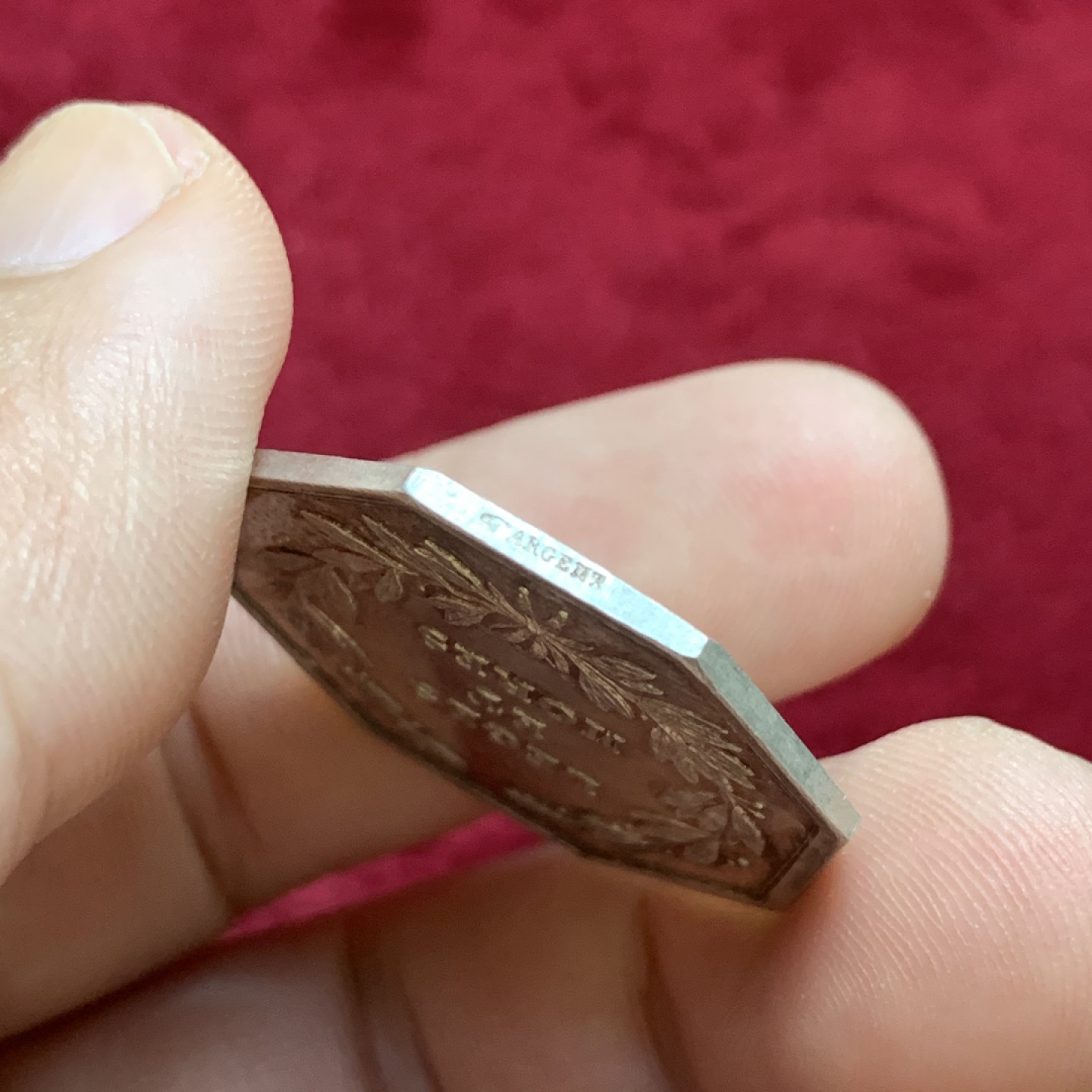 《竞宝斋》第96场-本周日，周一，周四，3场连拍（全场不限金额包邮） 法国八角银代币 原光淡彩 早期手指铭 30毫米 11.3克