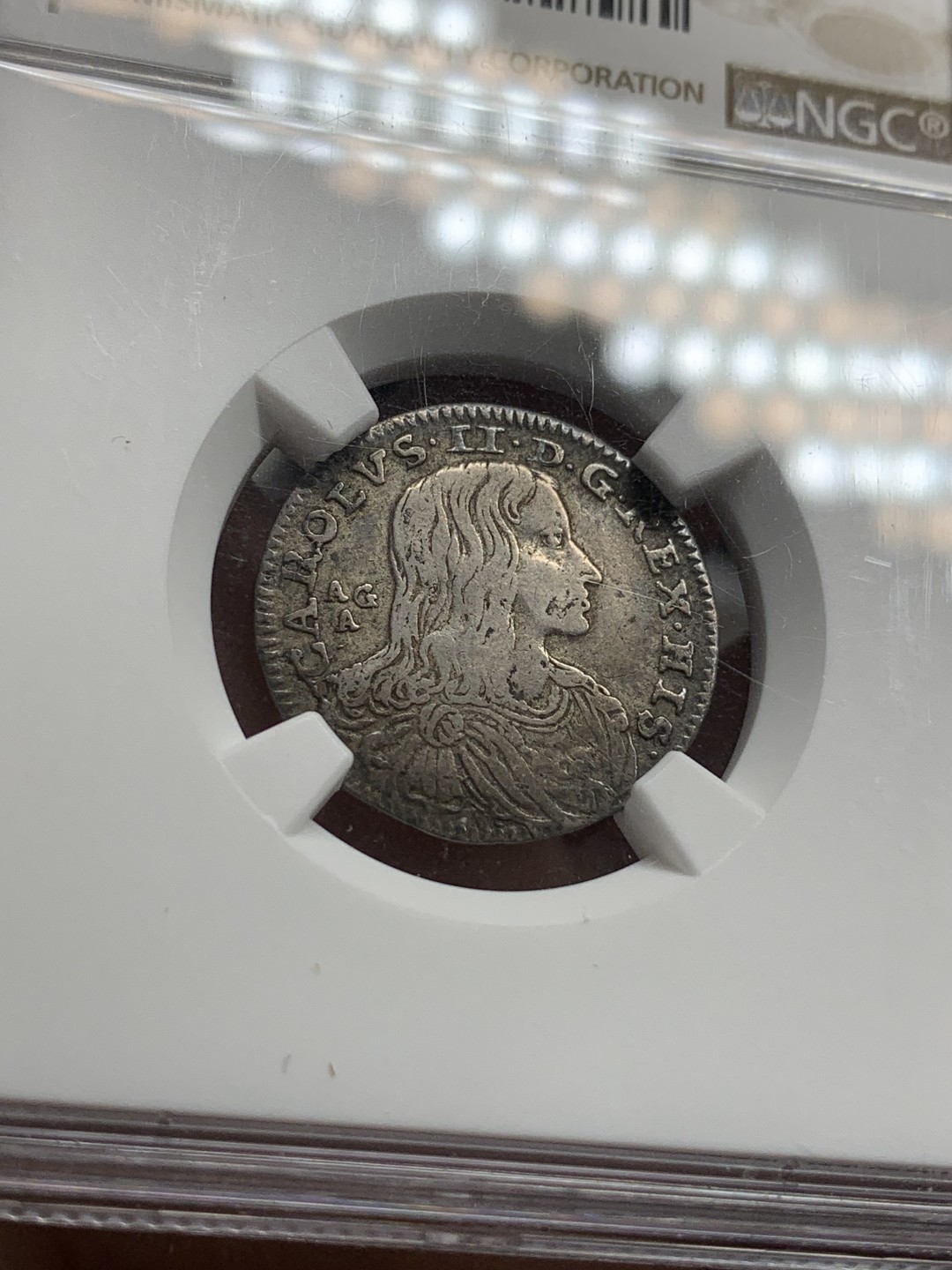 《竞宝斋》第96场-本周日，周一，周四，3场连拍（全场不限金额包邮） 稀少唯一评级记录 NGC VF30 有分不易 西班牙卡洛斯二世 意大利那不勒斯 1688年 Carlino银币 标签面值错误 卡洛斯二世头像很少见！铭文和纹章很完整