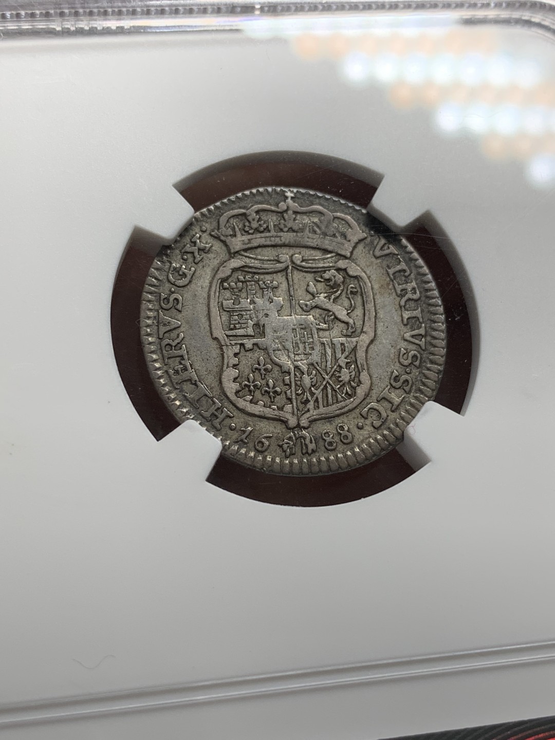 《竞宝斋》第96场-本周日，周一，周四，3场连拍（全场不限金额包邮） 稀少唯一评级记录 NGC VF30 有分不易 西班牙卡洛斯二世 意大利那不勒斯 1688年 Carlino银币 标签面值错误 卡洛斯二世头像很少见！铭文和纹章很完整