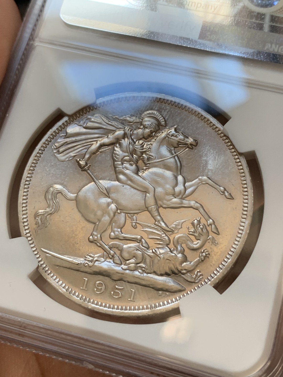 《竞宝斋》第96场-本周日，周一，周四，3场连拍（全场不限金额包邮） NGC-PL64 英国1951年乔治六世1克朗大镍币，最后的马剑。强镜面底板，经典圣乔治屠龙