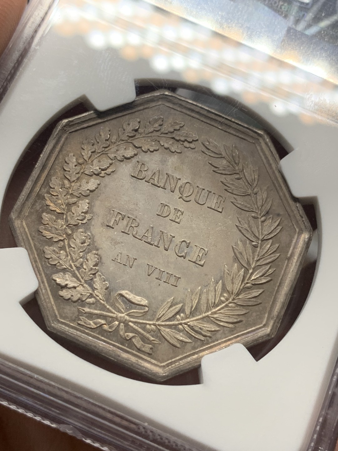 《竞宝斋》第96场-本周日，周一，周四，3场连拍（全场不限金额包邮） NGC-MS63 1800年法兰西银行八角银质代币 早期蜜蜂银标 镜面五彩包浆 高分不易 顶级品相 大型女神八角