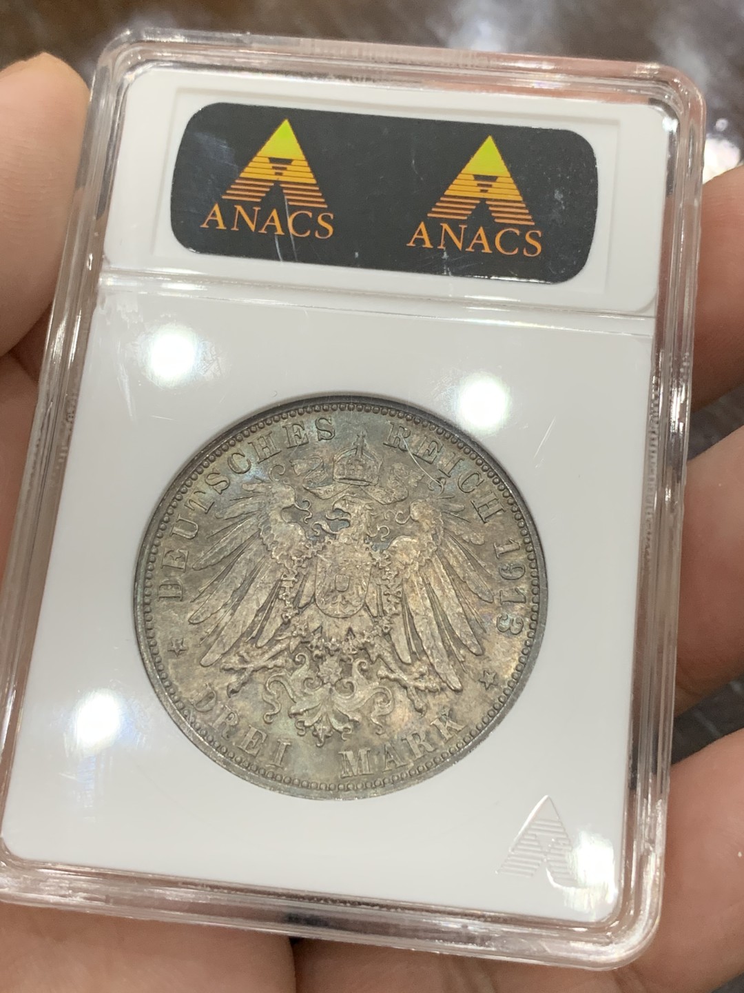 《竞宝斋》第96场-本周日，周一，周四，3场连拍（全场不限金额包邮） ANACS MS65 经典小白盒 德国 1913年 建功碑 3马克银币 五彩包浆