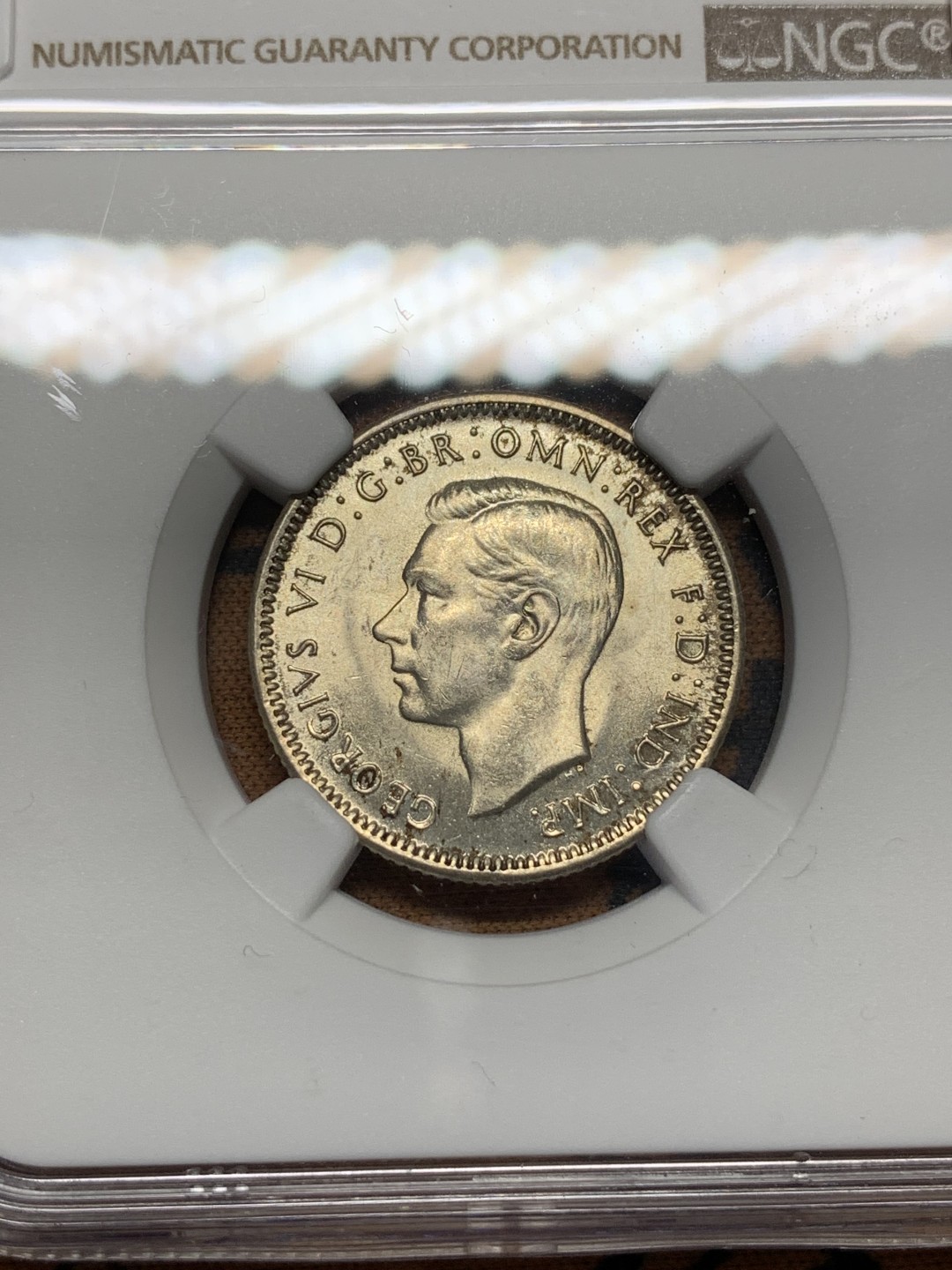 《竞宝斋》第96场-本周日，周一，周四，3场连拍（全场不限金额包邮） NGC MS63 澳大利亚 1944年 乔治六世 绵羊 1先令 银币 暴光状态