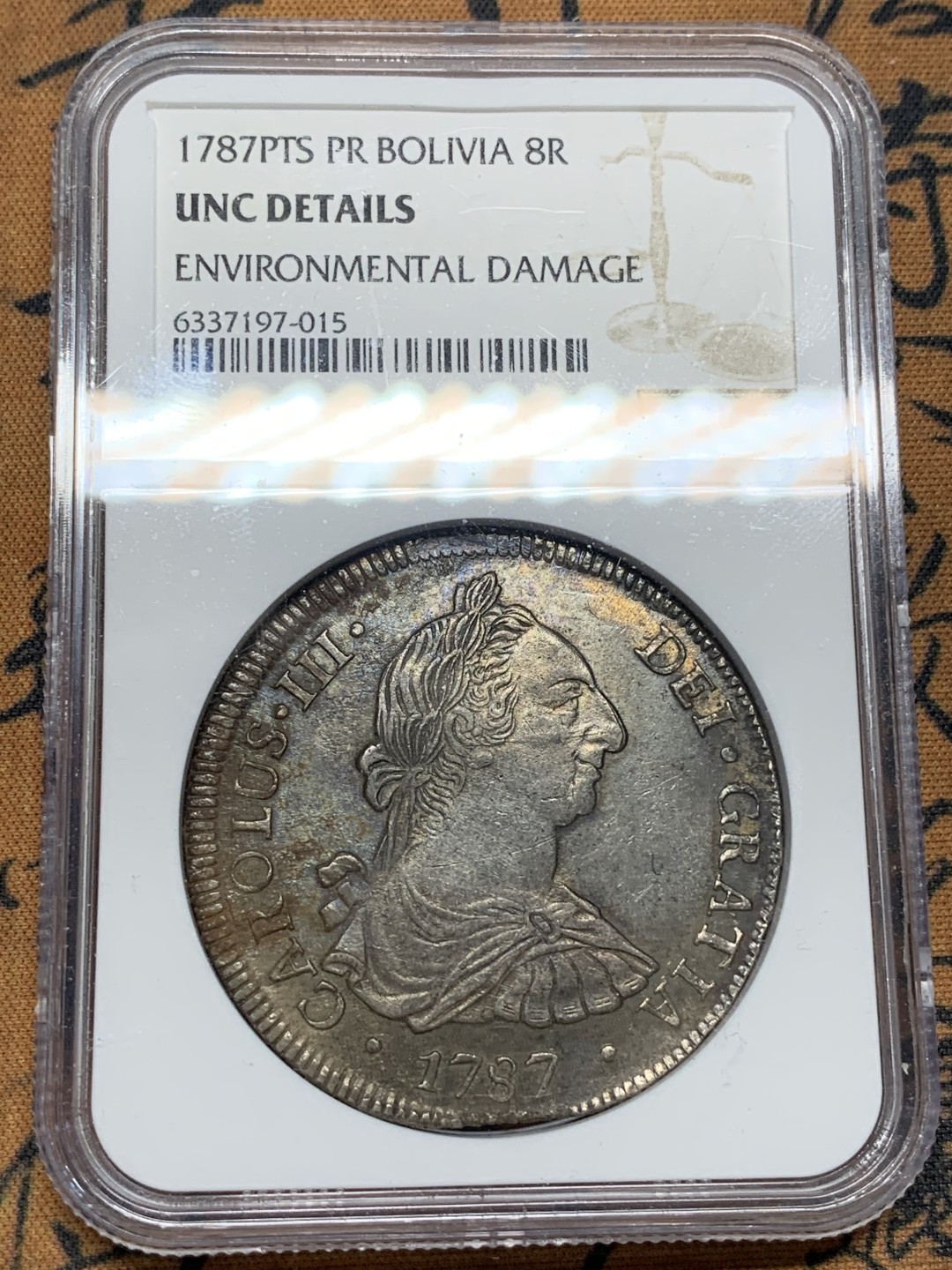 《竞宝斋》第96场-本周日，周一，周四，3场连拍（全场不限金额包邮） NGC UNC 包浆币评级 玻利维亚 1787年 卡三 8里亚尔 双柱 大银币 双面深打均匀 包浆深厚也导致了没分